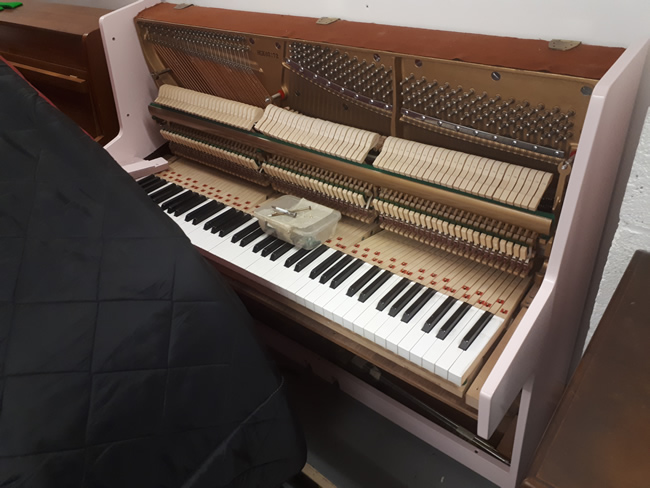 Deste piano pink satin.