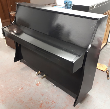 Zender piano sideview.