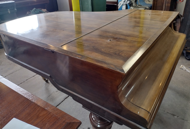 Lid closed showing veneer