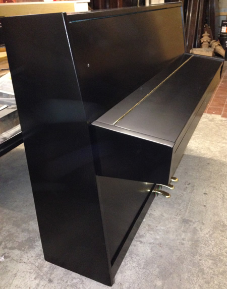 Nieer piano sideview. 