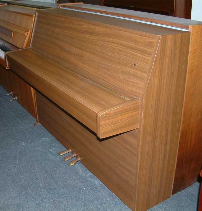 Yamaha MC108 Walnut Piano